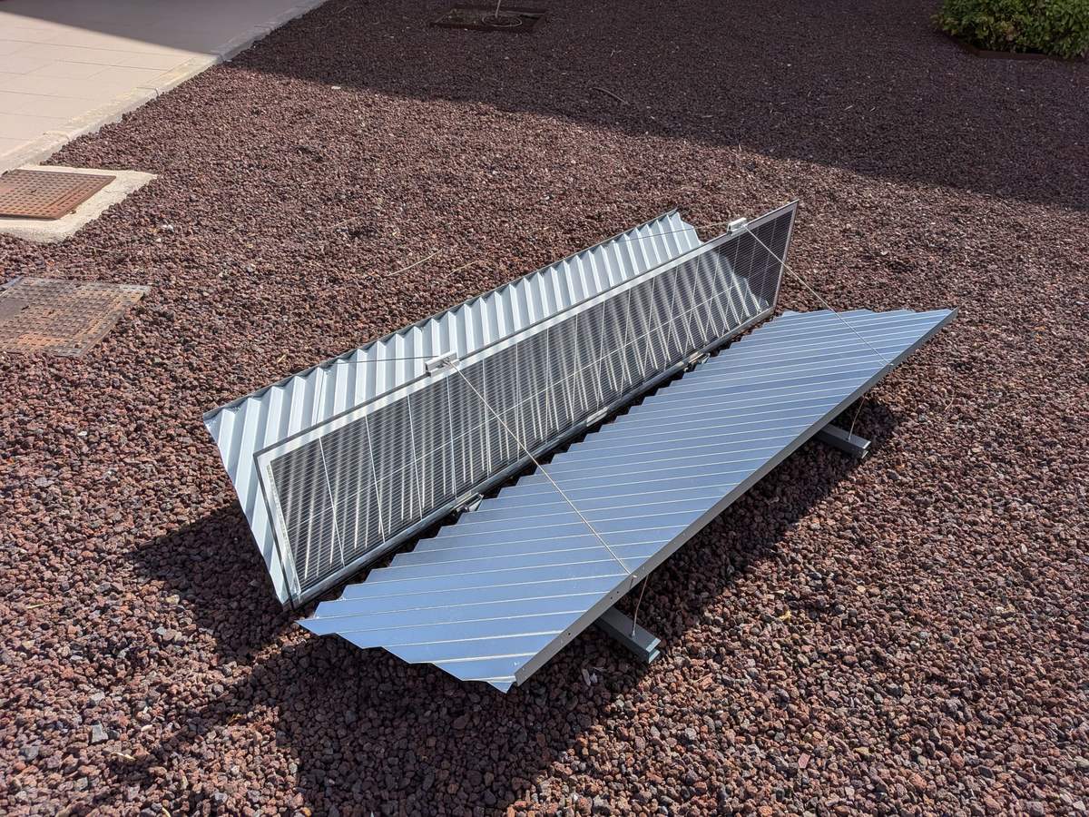VectHor5 unit: vertical bifacial panel with a reflector on each side
